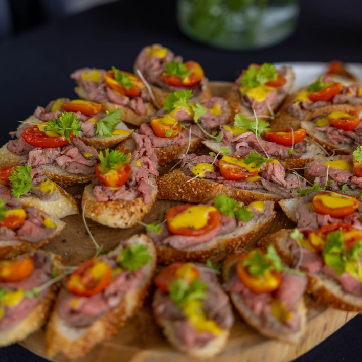 roast beef crostini: with horseradish cream