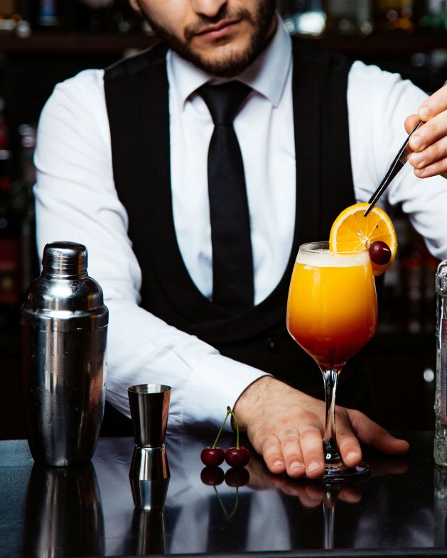 bartender-places-orage-slice-cocktail