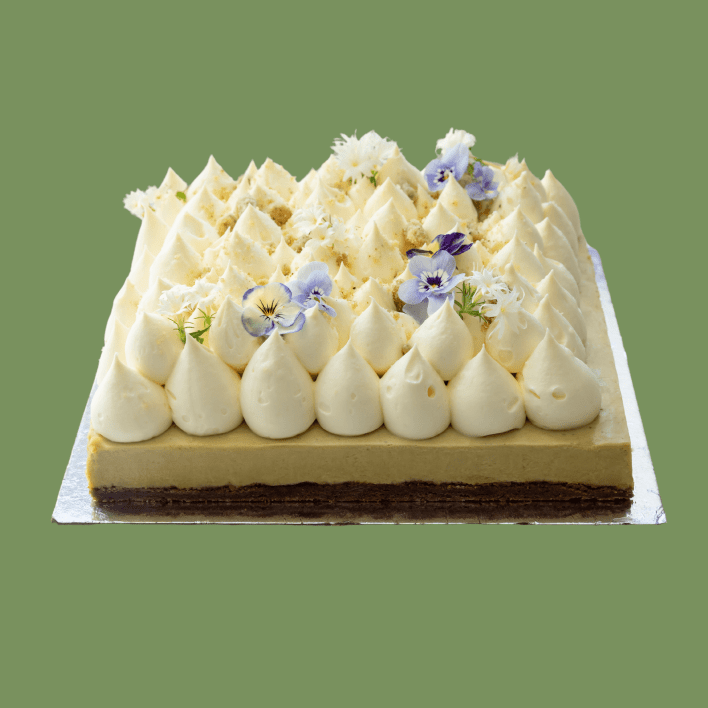 Pistachio mousse and crumble mascarpone cake