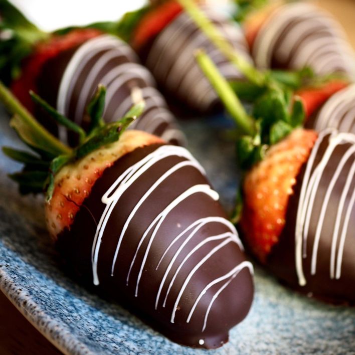 chocolate dipped strawberries (dozen)